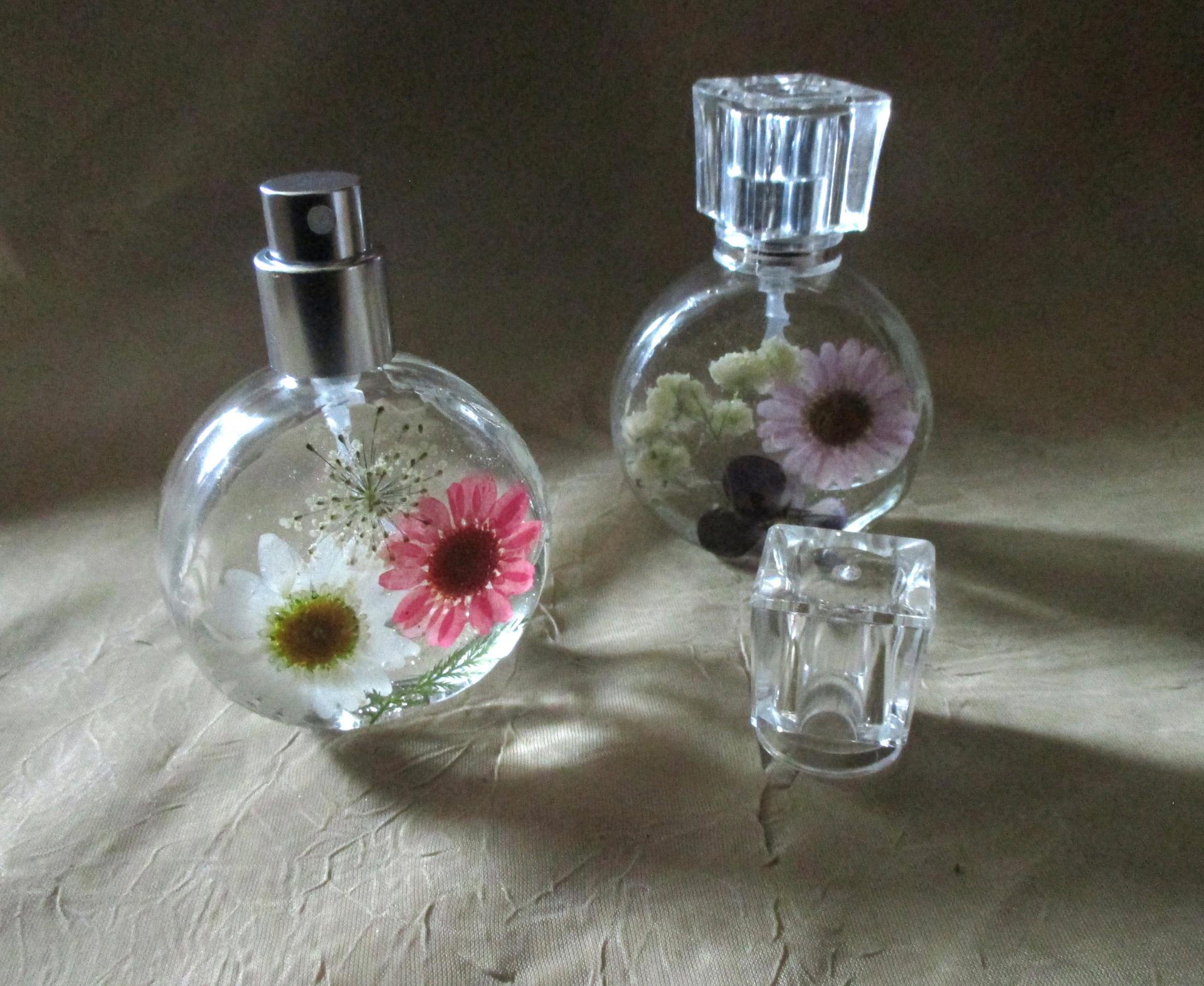 Floral Perfume Bottles, 1 ounce Small Spray Mister, Round Bottles, Flowers in Resin