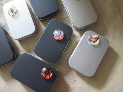 Needle Minders w/ Tin - Magnet with back in a Hinged Lid Tin - Magnet Pin, Needle Minder