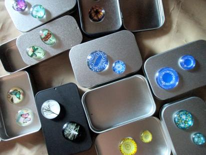 Needle Minders w/ Tin - Magnet with back in a Hinged Lid Tin - Magnet Pin, Needle Minder